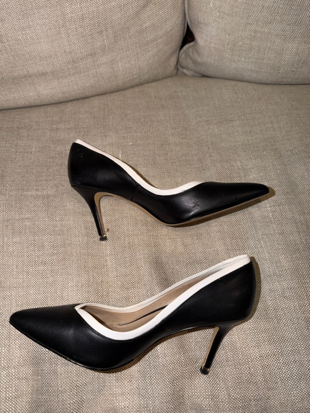 White House Black Market Black and White Pointed Toe Women's Pumps Size 8 - Picture 4 of 6